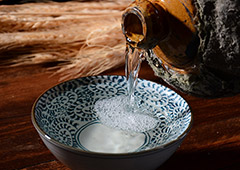 散酒店中店铺货价格带怎么设置？醉开心散酒：金字塔结构，让每一斤酒都赚钱