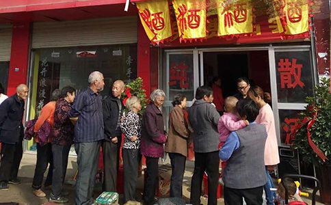 10元一斤散白酒利润有多大？全国纯粮散白酒加盟推荐：醉开心散酒加盟
